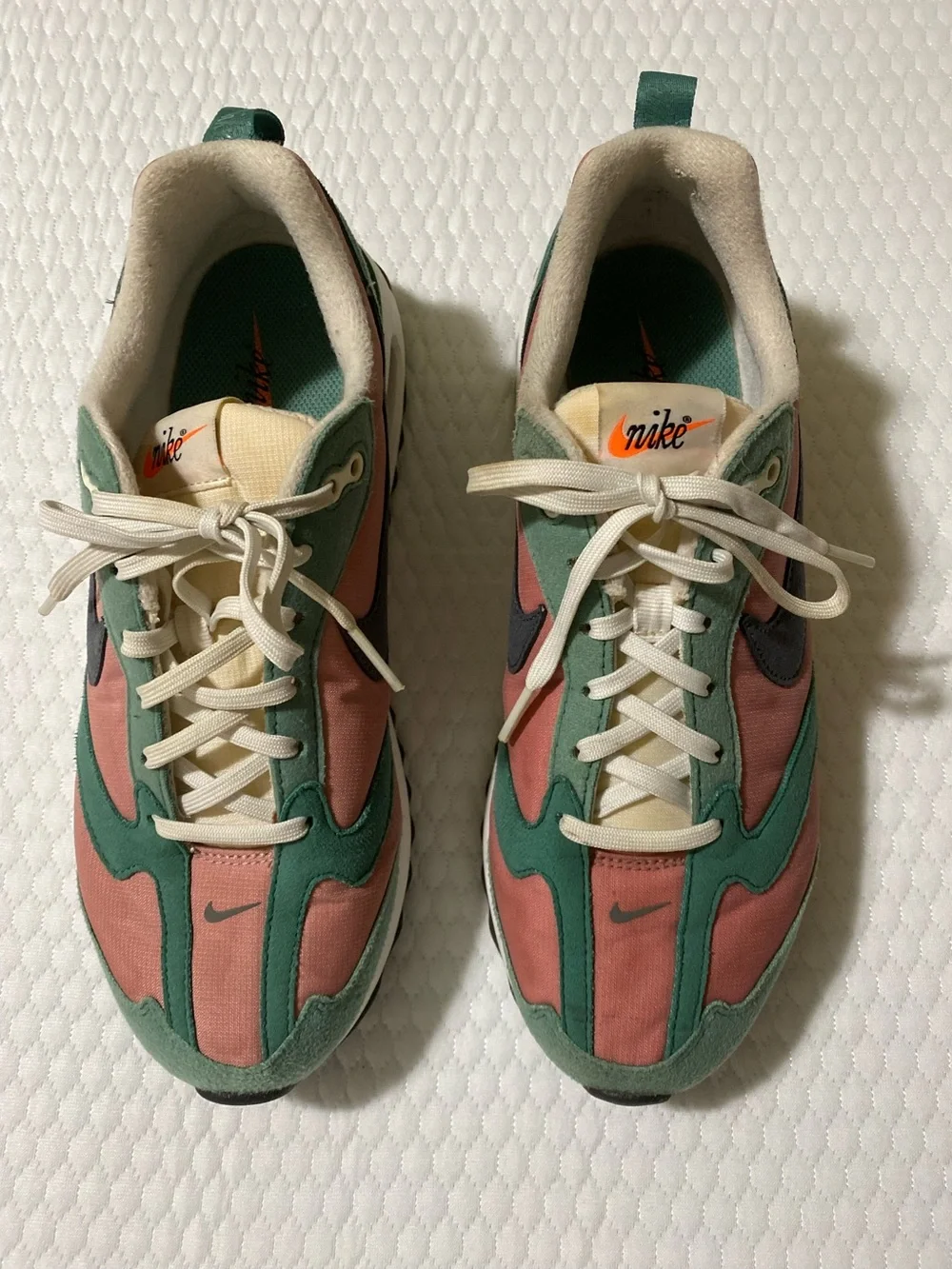 Nike Men’s Green & Coral Retro Low-Top Sneakers